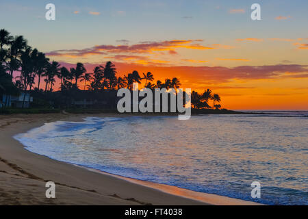 Vivace alba sopra la spiaggia di Poipu Beach Foto Stock