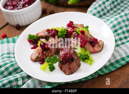 Fegatini di pollo con salsa di mirtilli e lattuga Foto Stock