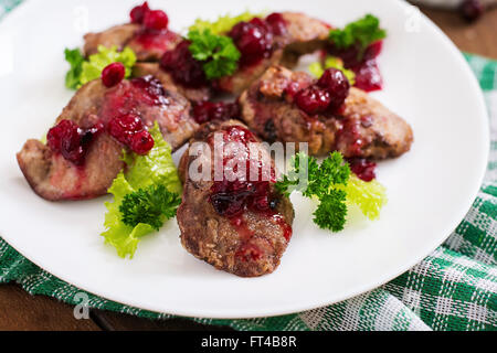 Fegatini di pollo con salsa di mirtilli e lattuga Foto Stock