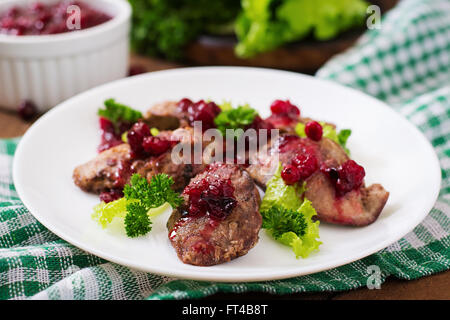 Fegatini di pollo con salsa di mirtilli e lattuga Foto Stock