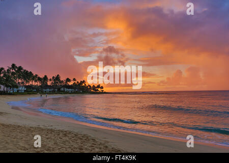 Orange sunrise oltre la spiaggia di Poipu Beach Foto Stock