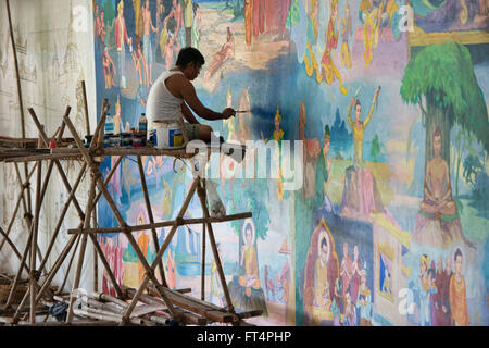 Artista di verniciatura di un tempio carta murale in Chauk Htat Gyi Pagoda Yangon, Myanmar Foto Stock