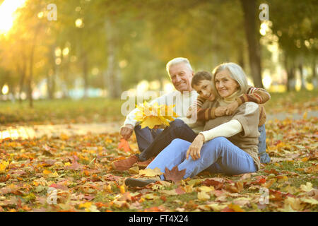 Famiglia in autunno park Foto Stock