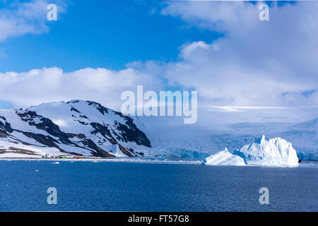 Gli iceberg e montagne di Admiralty Bay, sull'isola King George, Penisola Antartica, Antartide. Foto Stock