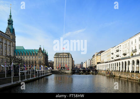 Rathaus (City Hall), Alsterarkaden and Binnen Alster from Jungfernstieg, Hamburg, Germany Foto Stock