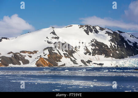 Gli iceberg e montagne di Admiralty Bay, sull'isola King George, Penisola Antartica, Antartide. Foto Stock