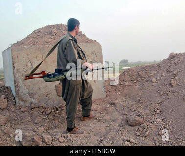 Un cecchino con il curdo YPG durante le operazioni contro lo Stato islamico mostrato in una propaganda foto rilasciata dalla YPG Marzo 24, 2016 nel Kurdistan iracheno. La YPG popoli o gruppi di protezioni stanno combattendo lo stato islamico in Siria e Iraq. Foto Stock