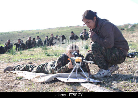 Le donne combattenti con il curdo YPG imparare a utilizzare una macchina pesante pistola durante il corso di formazione illustrato in una propaganda foto rilasciata dalla YPG Marzo 25, 2016 nel Kurdistan iracheno. La YPG popoli o gruppi di protezioni stanno combattendo lo stato islamico in Siria e Iraq. Foto Stock