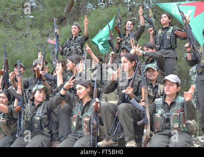 Le donne combattenti con il curdo YPG celebrare mostrato in una propaganda foto rilasciata dalla YPG Marzo 24, 2016 nel Kurdistan iracheno. La YPG popoli o gruppi di protezioni stanno combattendo lo stato islamico in Siria e Iraq. Foto Stock