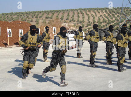 Elite fighters con il curdo YPG durante il corso di formazione illustrato in una propaganda foto rilasciata dalla YPG Marzo 25, 2016 nel Kurdistan iracheno. La YPG popoli o gruppi di protezioni stanno combattendo lo stato islamico in Siria e Iraq. Foto Stock