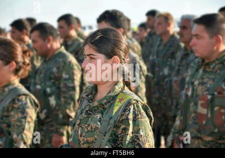 Le donne combattenti con il curdo YPG line up per un briefing mostrato in una propaganda foto rilasciata dalla YPG Marzo 24, 2016 nel Kurdistan iracheno. La YPG popoli o gruppi di protezioni stanno combattendo lo stato islamico in Siria e Iraq. Foto Stock