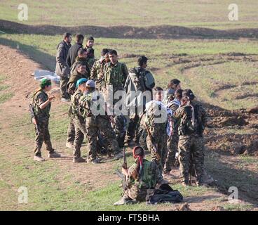 Soldati con il curdo YPG durante le operazioni mostrate in una propaganda foto rilasciata dalla YPG Marzo 24, 2016 nel Kurdistan iracheno. La YPG popoli o gruppi di protezioni stanno combattendo lo stato islamico in Siria e Iraq. Foto Stock