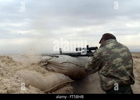 Un cecchino con il curdo YPG durante le operazioni contro lo Stato islamico mostrato in una propaganda foto rilasciata dalla YPG Marzo 24, 2016 nel Kurdistan iracheno. La YPG popoli o gruppi di protezioni stanno combattendo lo stato islamico in Siria e Iraq. Foto Stock