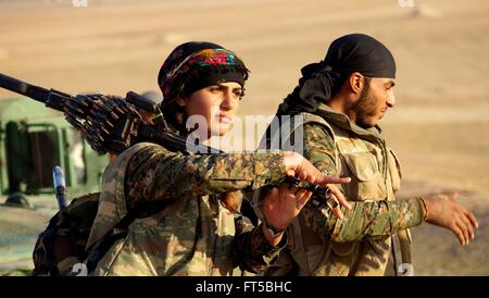 Soldati con il curdo YPG durante le operazioni mostrate in una propaganda foto rilasciata dalla YPG Marzo 24, 2016 nel Kurdistan iracheno. La YPG popoli o gruppi di protezioni stanno combattendo lo stato islamico in Siria e Iraq. Foto Stock