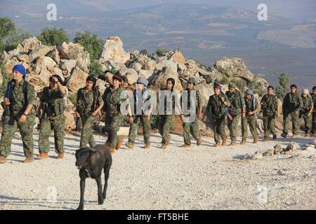 Donne soldato con il curdo YPG durante le operazioni contro lo Stato islamico mostrato in una propaganda foto rilasciata dalla YPG Marzo 24, 2016 nel Kurdistan iracheno. La YPG popoli o gruppi di protezioni stanno combattendo lo stato islamico in Siria e Iraq. Foto Stock