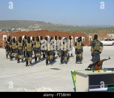 Elite fighters con il curdo YPG durante il corso di formazione illustrato in una propaganda foto rilasciata dalla YPG Marzo 24, 2016 nel Kurdistan iracheno. La YPG popoli o gruppi di protezioni stanno combattendo lo stato islamico in Siria e Iraq. Foto Stock