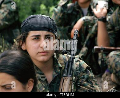 Combattenti femmina con il curdo YPG durante le operazioni contro lo Stato islamico mostrato in una propaganda foto rilasciata dalla YPG Marzo 24, 2016 nel Kurdistan iracheno. La YPG popoli o gruppi di protezioni stanno combattendo lo stato islamico in Siria e Iraq. Foto Stock