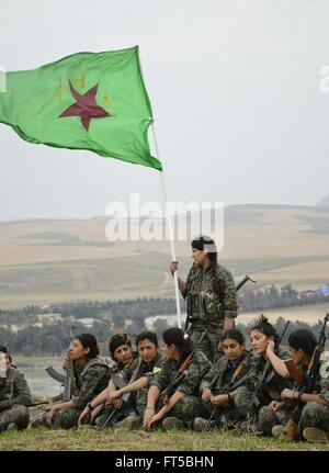 Combattenti femmina con il curdo YPG durante le operazioni contro lo Stato islamico mostrato in una propaganda foto rilasciata dalla YPG Marzo 24, 2016 nel Kurdistan iracheno. La YPG popoli o gruppi di protezioni stanno combattendo lo stato islamico in Siria e Iraq. Foto Stock