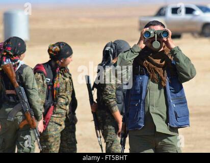 I combattenti con il curdo YPG durante le operazioni contro lo Stato islamico mostrato in una propaganda foto rilasciata dalla YPG Marzo 24, 2016 nel Kurdistan iracheno. La YPG popoli o gruppi di protezioni stanno combattendo lo stato islamico in Siria e Iraq. Foto Stock