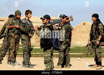 I combattenti con il curdo YPG durante le operazioni contro lo Stato islamico mostrato in una propaganda foto rilasciata dalla YPG Marzo 24, 2016 nel Kurdistan iracheno. La YPG popoli o gruppi di protezioni stanno combattendo lo stato islamico in Siria e Iraq. Foto Stock