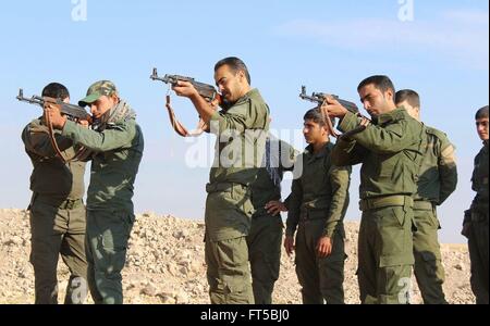 I combattenti con il curdo YPG durante l'addestramento alle armi mostrato in una propaganda foto rilasciata dalla YPG Marzo 24, 2016 nel Kurdistan iracheno. La YPG popoli o gruppi di protezioni stanno combattendo lo stato islamico in Siria e Iraq. Foto Stock