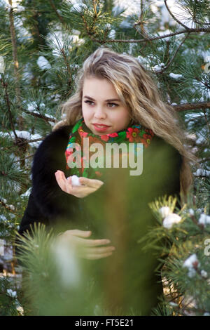 Bellissima ragazza in inverno il Natale foto riprese presso il parco Foto Stock