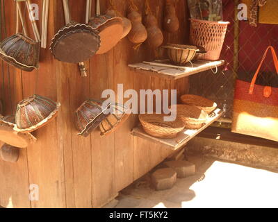 Tamburi, nativo a sud della Thailandia. Realizzata in pelle e un piccolo negozio che vende souvenir. In Trang una provincia nel sud Thail Foto Stock