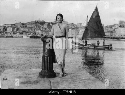 1920s giovane donna ritratto al mare di Roma Foto Stock