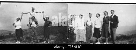 Gruppo di 1920s saylors italiani maschi e femmine presi in estate vicino alla costa in Italia Foto Stock