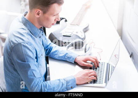 Guy positivo la digitazione Foto Stock