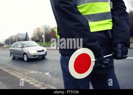 Un uomo di polizia controllando il traffico Foto Stock