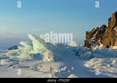 Grumi di blu ghiaccio sulla neve. Foto Stock
