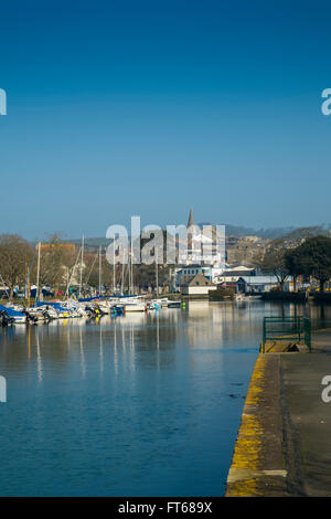Inizio della primavera Domenica mattina sul terrapieno a Kingsbridge, Devon. Regno Unito Foto Stock