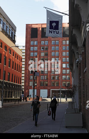 La New York University edifici con il viola NYU Bandierina logo appendere fuori l'ingresso Foto Stock