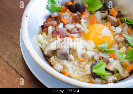 Uovo fritto roba con padella calda colazione tradizionale del popolo tailandese Foto Stock