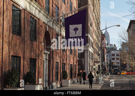 La New York University edifici con il viola NYU Bandierina logo appendere fuori l'ingresso Foto Stock