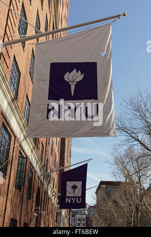 La New York University edifici con il viola NYU Bandierina logo appendere fuori l'ingresso Foto Stock