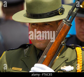 Queste immagini riflettono la massa blu che segna l inizio della polizia nazionale settimana nella capitale della nazione e delle dogane e della protezione delle frontiere il coinvolgimento nel rendere omaggio ai caduti ufficiali. L Arcivescovo di Washington D.C., il Cardinale Donald William Wuerl, presiede la manifestazione ogni anno. Foto di James Tourtellotte. Foto Stock