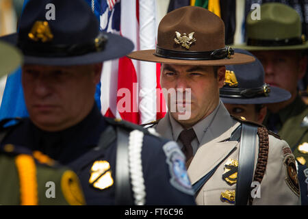 Queste immagini riflettono la massa blu che segna l inizio della polizia nazionale settimana nella capitale della nazione e delle dogane e della protezione delle frontiere il coinvolgimento nel rendere omaggio ai caduti ufficiali. L Arcivescovo di Washington D.C., il Cardinale Donald William Wuerl, presiede la manifestazione ogni anno. Foto di James Tourtellotte. Foto Stock