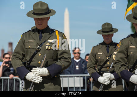 La tredicesima edizione della Steve Young Honor Guard Competition, parte della Police Week 2015, ha visto squadre di pattuglia di frontiera, operazioni sul campo e Air and Marine che hanno mostrato le loro abilità nell'esercitazione e nella cerimonia. Foto Stock
