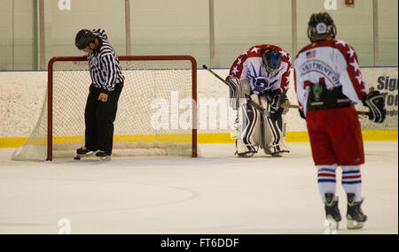 Il CBP/ice hockey team sconfigge Homeland Security la squadra di hockey di 4-2 nel primo round del Mondiale di polizia e dei Vigili del Fuoco giochi essendo mantenuto in Reston Virginia il 27 giugno 2015. I giochi di attirare oltre 10.000 partecipanti al concorso. Foto di James Tourtellotte Foto Stock