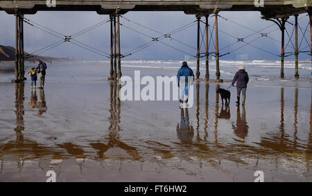 La marea di gente che si diverte sulla spiaggia Foto Stock