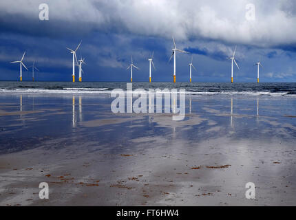 La marea di gente che si diverte sulla spiaggia Foto Stock