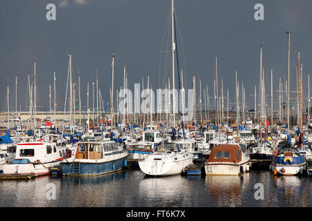 Yacht e Barche in una marina, dark sky Foto Stock