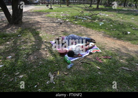 Senzatetto del Bangladesh la madre e il bambino sta assumendo un pisolino nel Parco Sharowardi a Dhaka, nel Bangladesh. Il 23 marzo 2016 Foto Stock