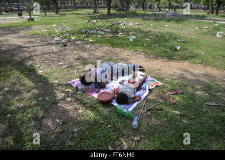 Senzatetto del Bangladesh la madre e il bambino sta assumendo un pisolino nel Parco Sharowardi a Dhaka, nel Bangladesh. Il 23 marzo 2016 Foto Stock