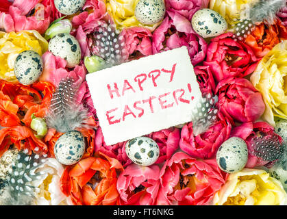 Decorazione di pasqua con tulip fiori e uova. Buona Pasqua! Foto Stock