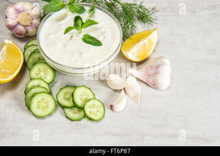 Tzatziki salsa con erbe e verdure. Sfondo di cibo Foto Stock