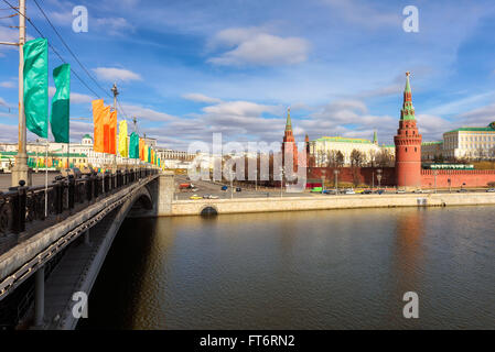 Vista del Cremlino di Mosca da bridge, Russia Foto Stock