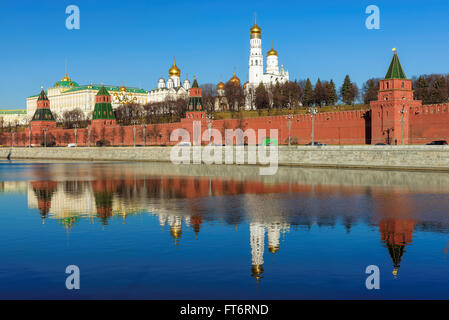 Bellissima vista del Cremlino a Mosca nel primo mattino dal fiume, Russia Foto Stock